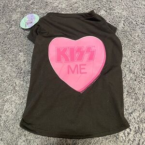 NWT “kiss me” medium dog shirt